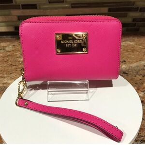 MICHAEL KORS Saffiano Leather Zip Around Wallet- Pristine 💗